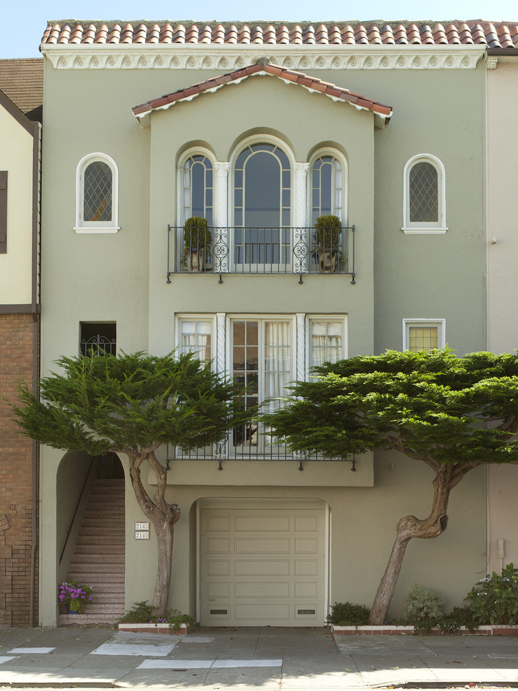Foto della facciata di una casa grande classica a due piani con rivestimento in stucco