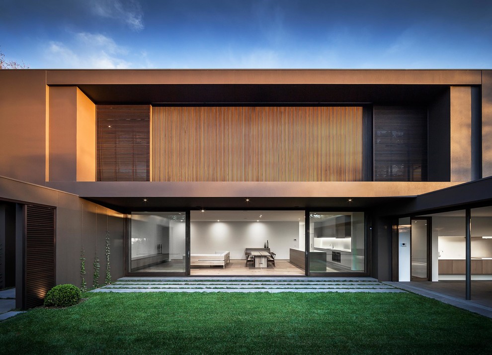 Zweistöckiges Skandinavisches Haus mit brauner Fassadenfarbe und Flachdach in Melbourne