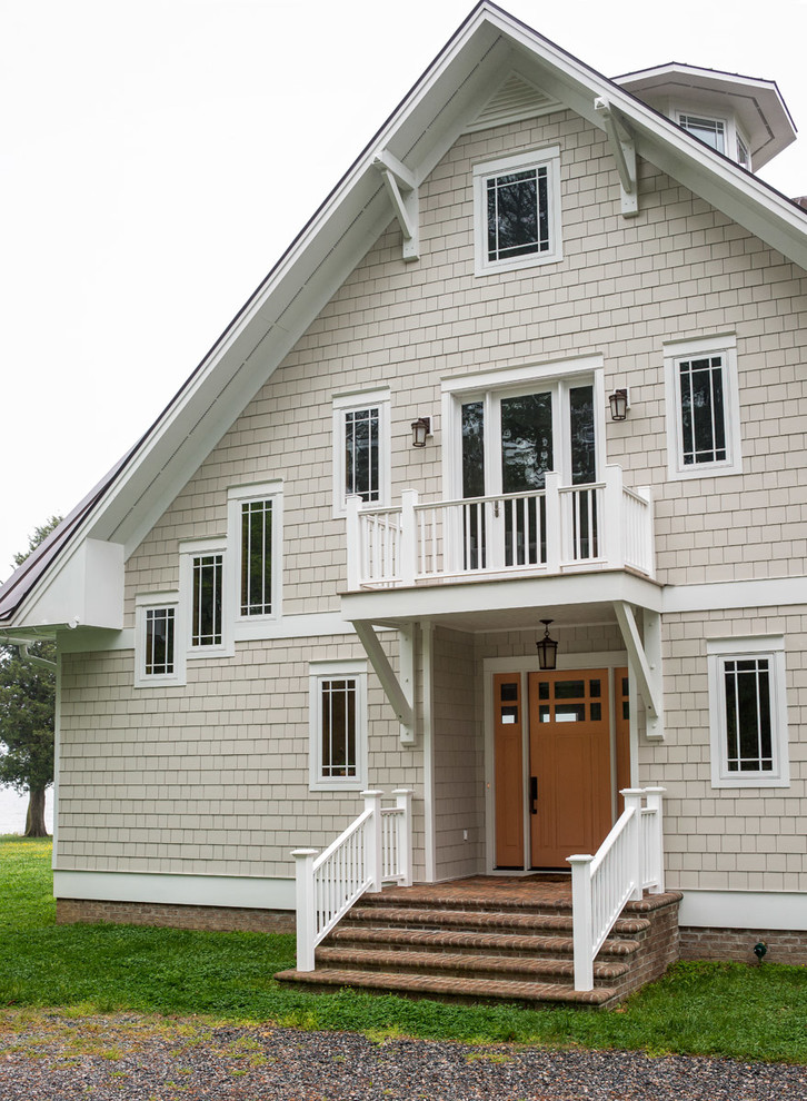 Cette image montre une façade de maison beige craftsman en bois de taille moyenne et à deux étages et plus avec un toit à deux pans.