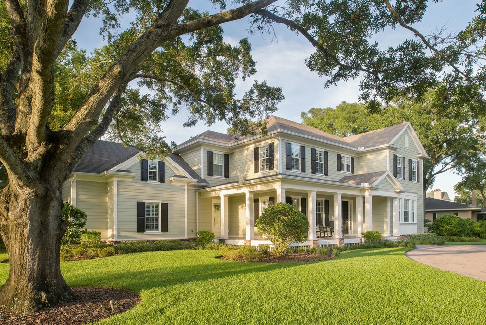 Klassisches Haus mit grüner Fassadenfarbe und Satteldach in Tampa