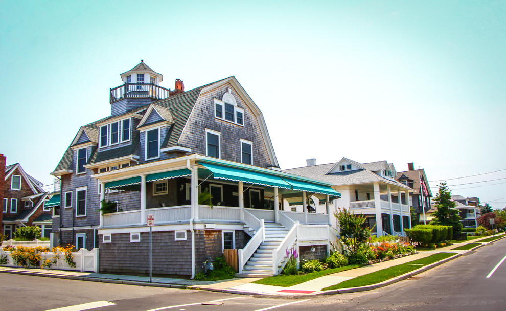 Geräumiges, Dreistöckiges Maritimes Einfamilienhaus mit Mix-Fassade, grauer Fassadenfarbe, Mansardendach und Schindeldach in New York