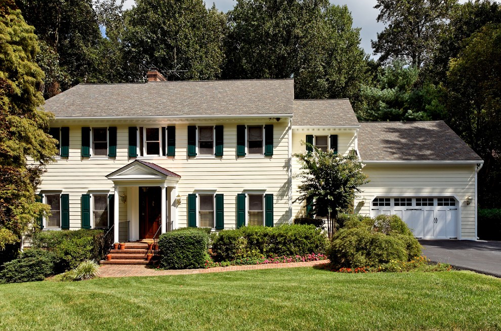 Mittelgroßes, Zweistöckiges Klassisches Haus mit Faserzement-Fassade, beiger Fassadenfarbe und Satteldach in Washington, D.C.