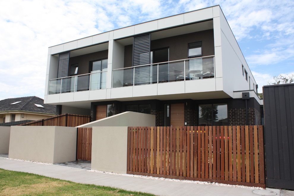 Kleines, Zweistöckiges Modernes Reihenhaus mit Mix-Fassade, brauner Fassadenfarbe, Flachdach und Blechdach in Melbourne