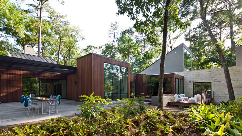 Свежая идея для дизайна: коричневый дом в современном стиле с комбинированной облицовкой и односкатной крышей - отличное фото интерьера
