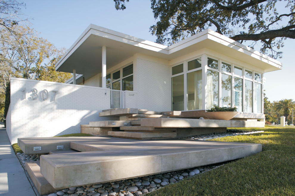 Idee per la facciata di una casa bianca contemporanea a un piano con rivestimento in mattoni