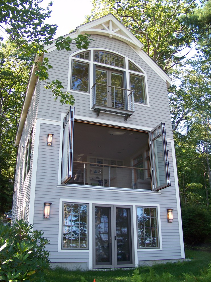 Diseño de fachada de casa gris clásica grande de tres plantas con revestimientos combinados, tejado a dos aguas y tejado de teja de madera