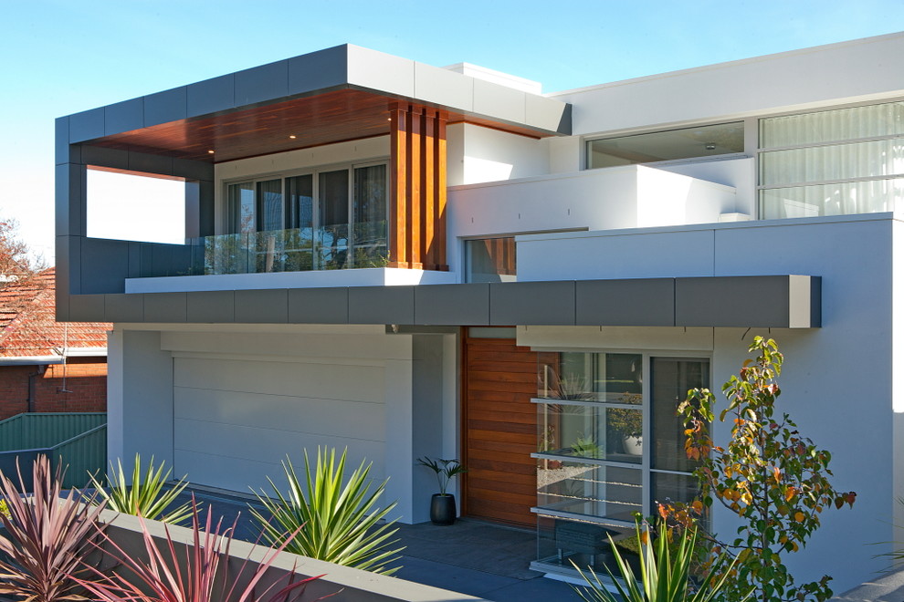 Immagine della facciata di una casa grande bianca contemporanea a due piani con rivestimento in mattoni e tetto piano