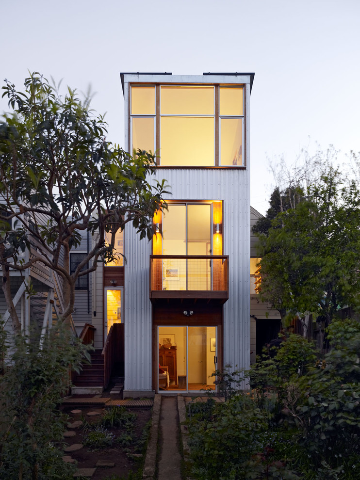 Mittelgroßes, Dreistöckiges Modernes Haus mit Metallfassade in San Francisco