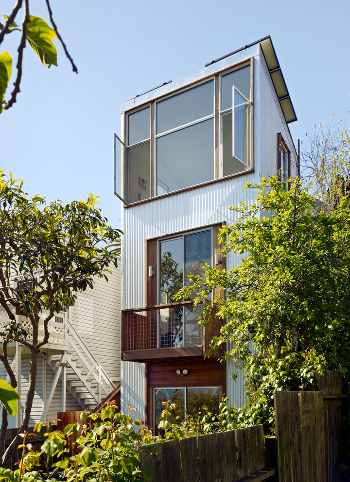 Cette image montre une façade de maison métallique design de taille moyenne et à deux étages et plus.
