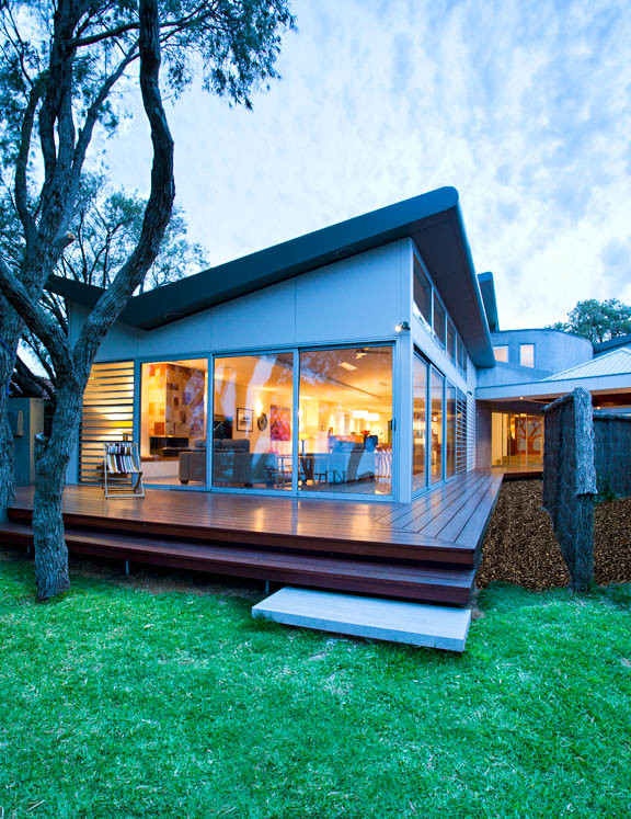 Источник вдохновения для домашнего уюта: огромный, трехэтажный, белый частный загородный дом в стиле модернизм с комбинированной облицовкой, плоской крышей и металлической крышей