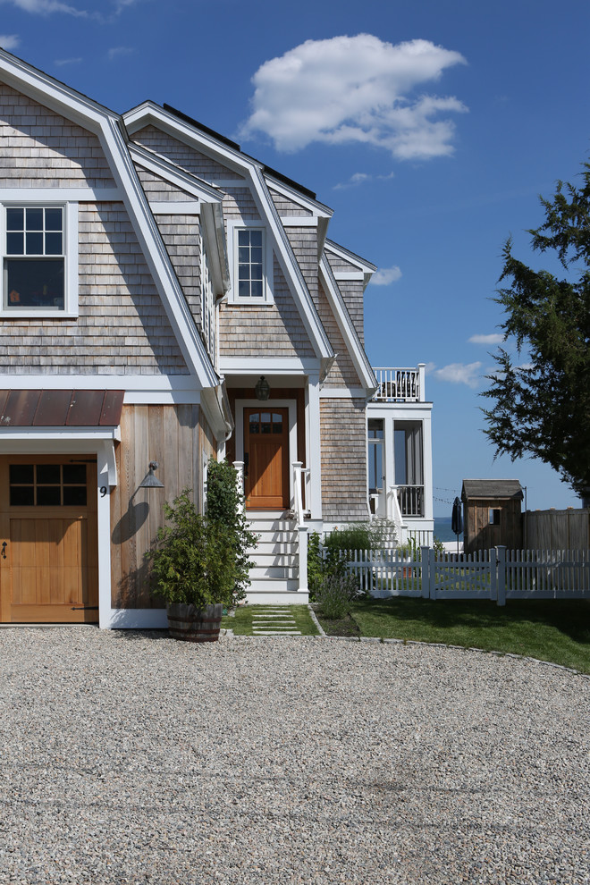 Kleine, Zweistöckige Maritime Holzfassade Haus mit Mansardendach und grauer Fassadenfarbe in Boston