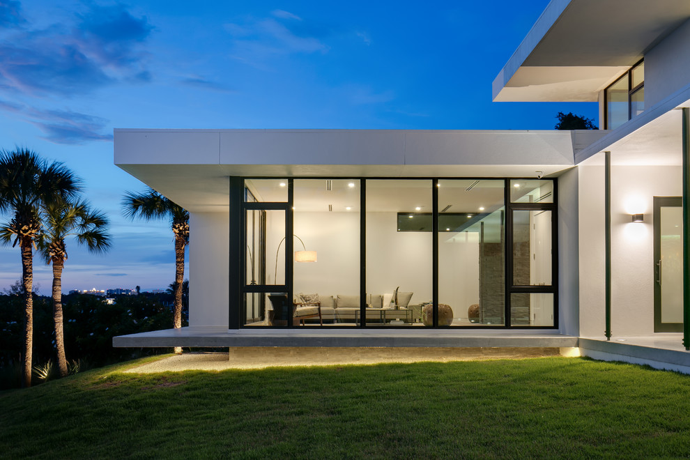 Стильный дизайн: большой, двухэтажный, белый частный загородный дом в современном стиле с плоской крышей - последний тренд
