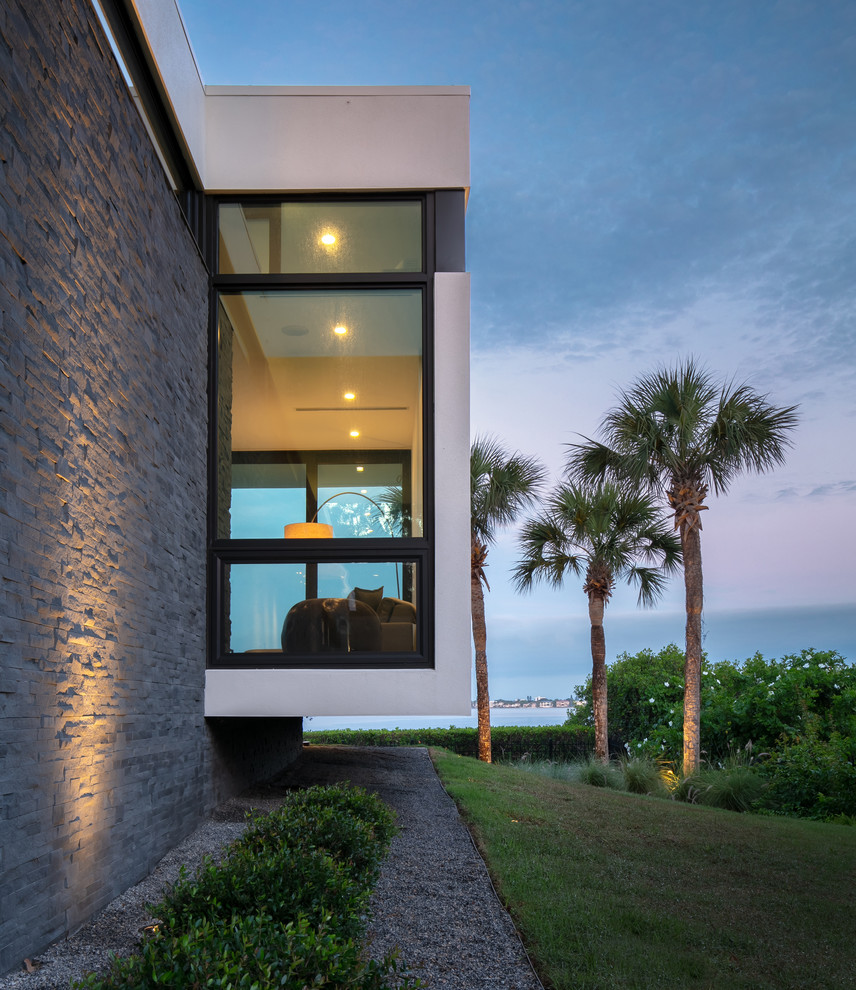 Großes, Zweistöckiges Modernes Einfamilienhaus mit weißer Fassadenfarbe und Flachdach in Tampa