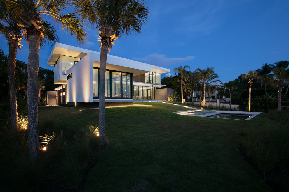 Großes, Zweistöckiges Modernes Einfamilienhaus mit weißer Fassadenfarbe und Flachdach in Tampa