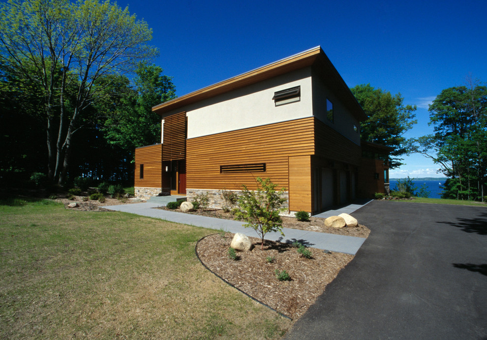Modelo de fachada de casa marrón minimalista grande de dos plantas con revestimientos combinados, tejado de un solo tendido y tejado de metal