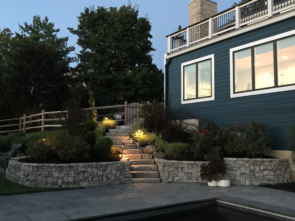 Пример оригинального дизайна: двухэтажный, синий частный загородный дом в стиле неоклассика (современная классика) с облицовкой из ЦСП и крышей из гибкой черепицы