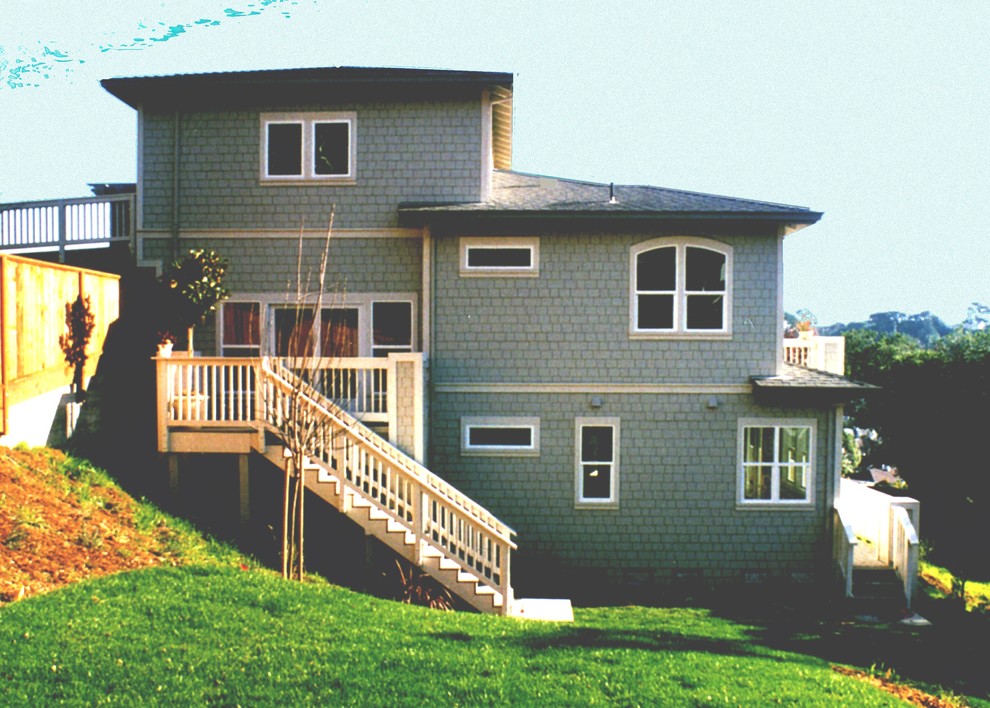 На фото: большой, серый дом в классическом стиле с разными уровнями и облицовкой из бетона