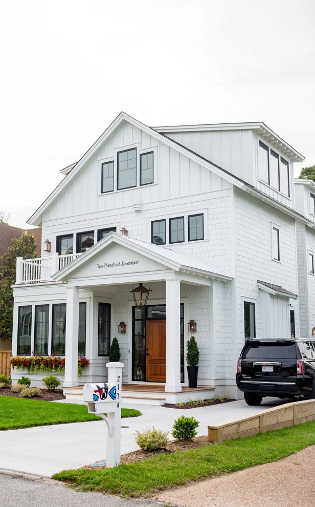 Großes, Dreistöckiges Country Einfamilienhaus mit Faserzement-Fassade und weißer Fassadenfarbe in Sonstige