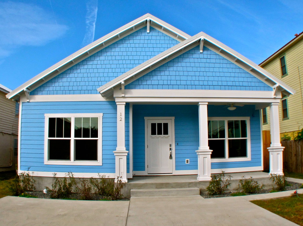 Modelo de fachada de casa azul exótica pequeña de una planta con revestimiento de madera y tejado a dos aguas