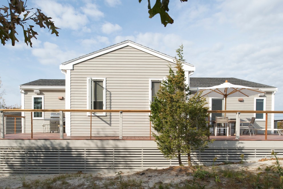 На фото: одноэтажный, деревянный, серый дом в морском стиле