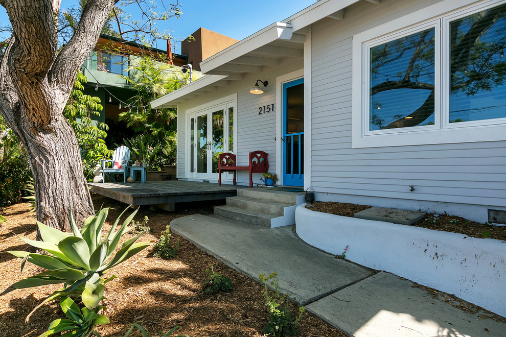 Kleines, Einstöckiges Maritimes Einfamilienhaus mit Vinylfassade und grauer Fassadenfarbe in San Diego