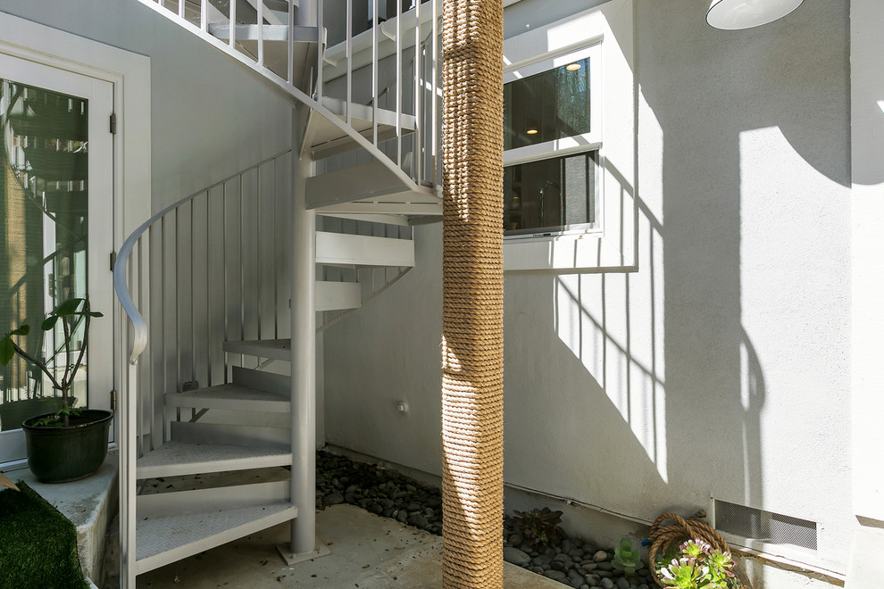 На фото: маленькая лестница в морском стиле для на участке и в саду с