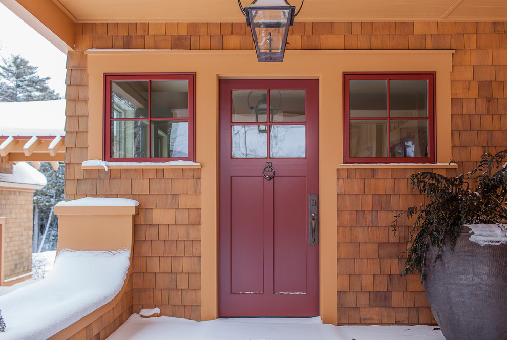 Zweistöckige Rustikale Holzfassade Haus mit brauner Fassadenfarbe in Sonstige