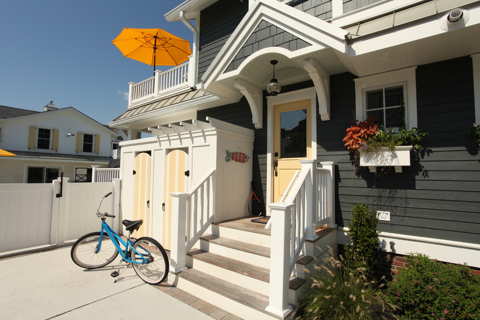 Cette image montre une façade de maison marine.