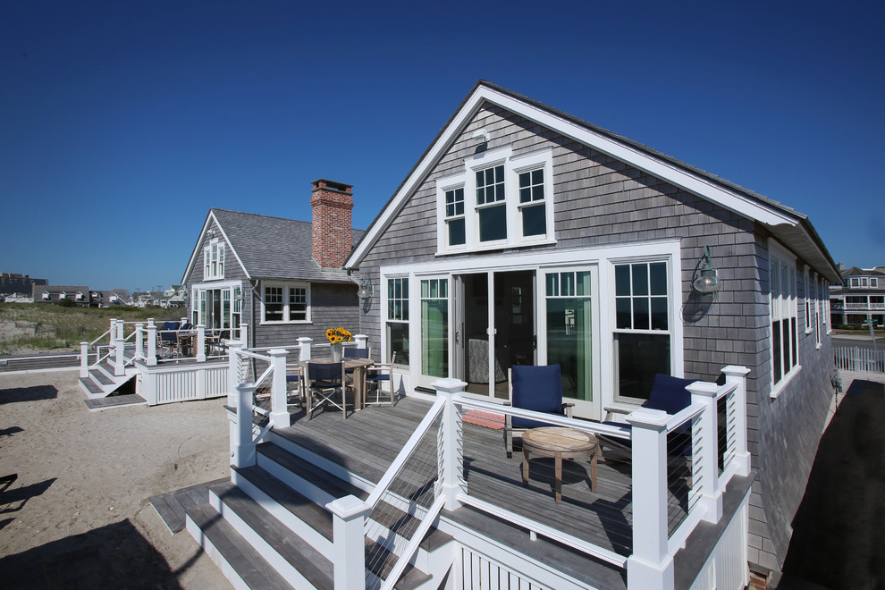 Kleines, Zweistöckiges Maritimes Haus mit grauer Fassadenfarbe, Satteldach und Schindeldach