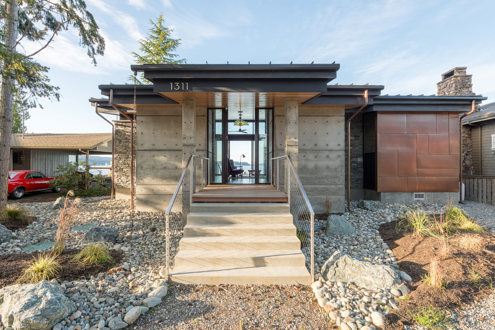 Inspiration för små moderna grå hus, med allt i ett plan, pulpettak och tak i metall