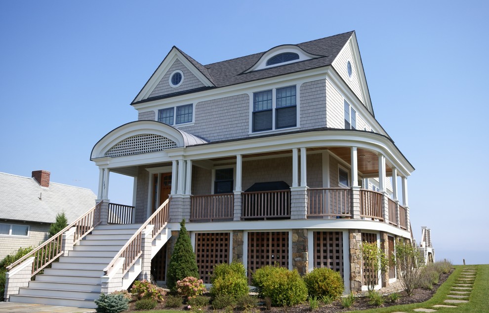 Esempio della facciata di una casa grigia stile marinaro a due piani di medie dimensioni con rivestimento in legno e tetto a capanna