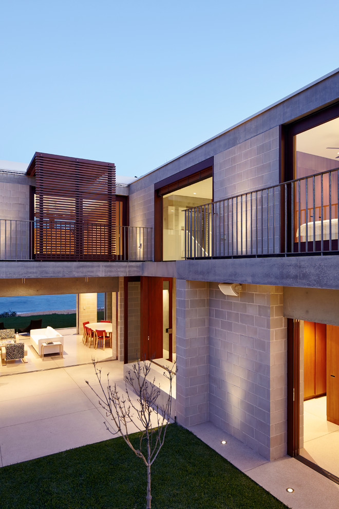 Zweistöckiges Modernes Einfamilienhaus mit grauer Fassadenfarbe, Betonfassade, Flachdach und Misch-Dachdeckung in Sydney