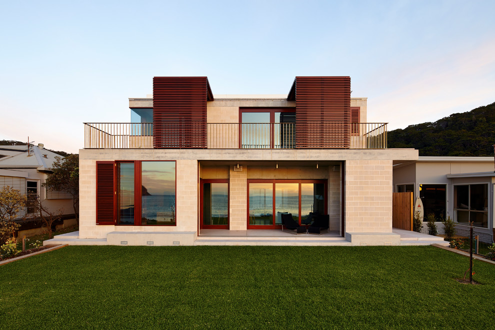 Пример оригинального дизайна: серый, двухэтажный частный загородный дом среднего размера в современном стиле с облицовкой из бетона, плоской крышей и крышей из смешанных материалов