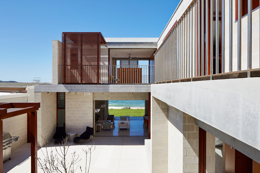 Mittelgroßes, Dreistöckiges Modernes Einfamilienhaus mit Betonfassade, grauer Fassadenfarbe, Flachdach und Misch-Dachdeckung in Sydney