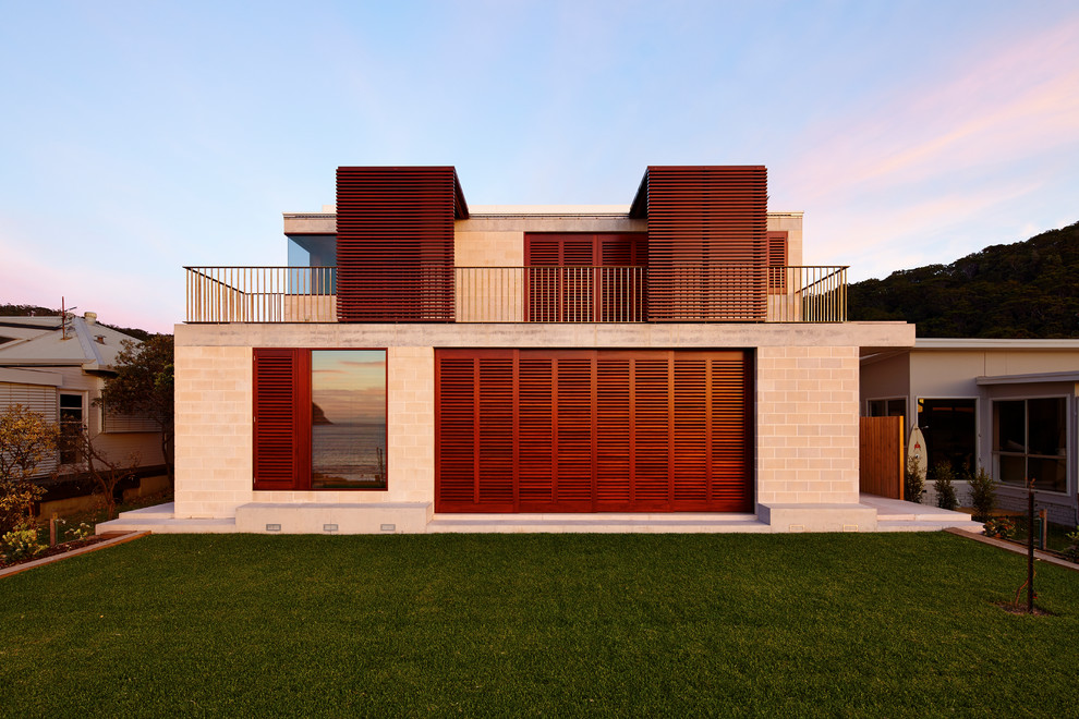 Стильный дизайн: серый, двухэтажный частный загородный дом в современном стиле с облицовкой из бетона, плоской крышей и крышей из смешанных материалов - последний тренд