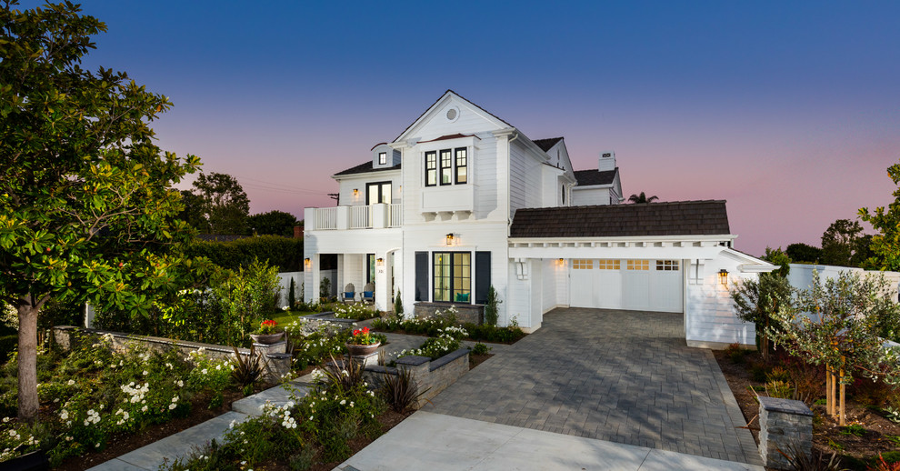 Zweistöckiges Maritimes Haus mit weißer Fassadenfarbe, Satteldach und Schindeldach in Orange County
