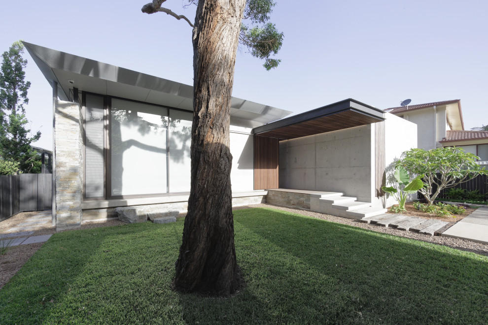 На фото: двухэтажный, серый частный загородный дом среднего размера в стиле модернизм с облицовкой из бетона, плоской крышей и металлической крышей с