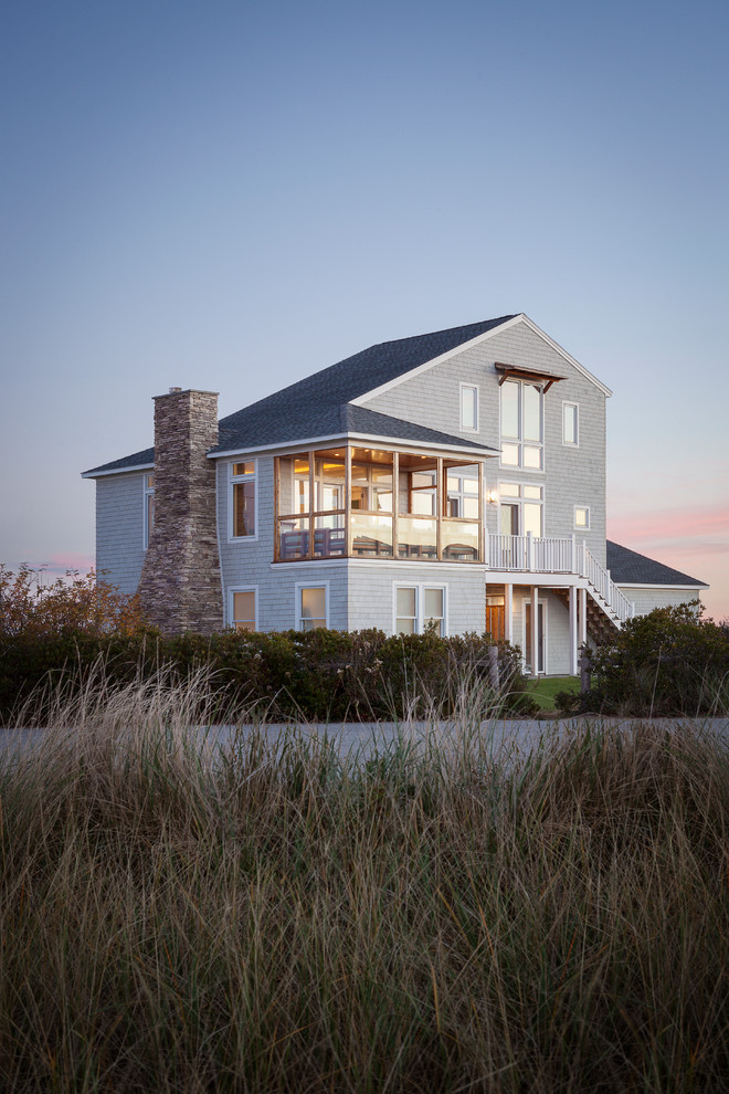 Cette photo montre une façade de maison bord de mer à deux étages et plus.