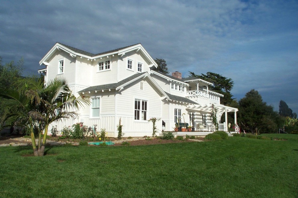 Foto della facciata di una casa bianca stile marinaro