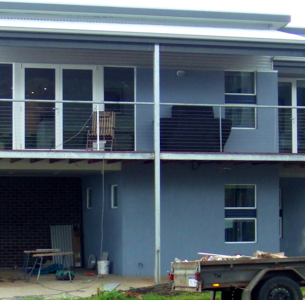 Mittelgroßes, Zweistöckiges Modernes Haus mit Betonfassade und blauer Fassadenfarbe in Melbourne