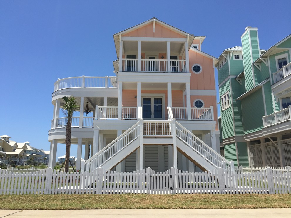 Свежая идея для дизайна: трехэтажный дом в морском стиле с комбинированной облицовкой - отличное фото интерьера
