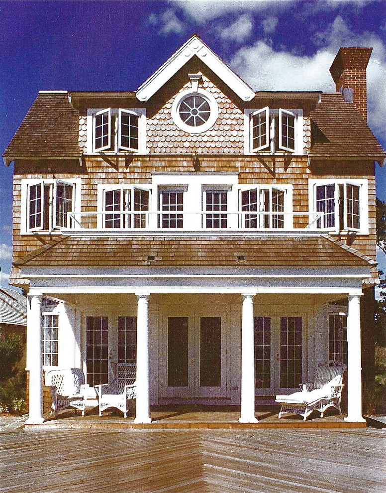 Cette photo montre une grande façade de maison marron éclectique en bois à deux étages et plus.