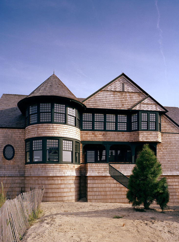 Esempio della facciata di una casa classica a due piani con rivestimento in legno