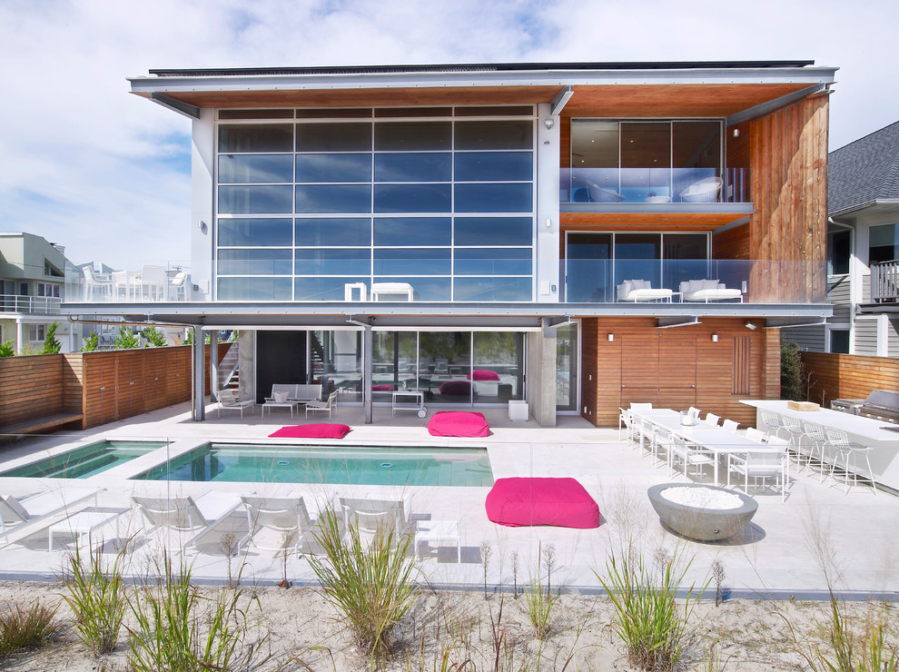 Стильный дизайн: большой дом в морском стиле с плоской крышей - последний тренд