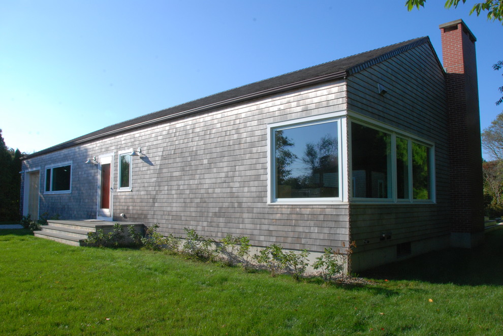 Idées déco pour une façade de maison beige moderne en bois de taille moyenne et de plain-pied avec un toit à quatre pans et un toit en shingle.