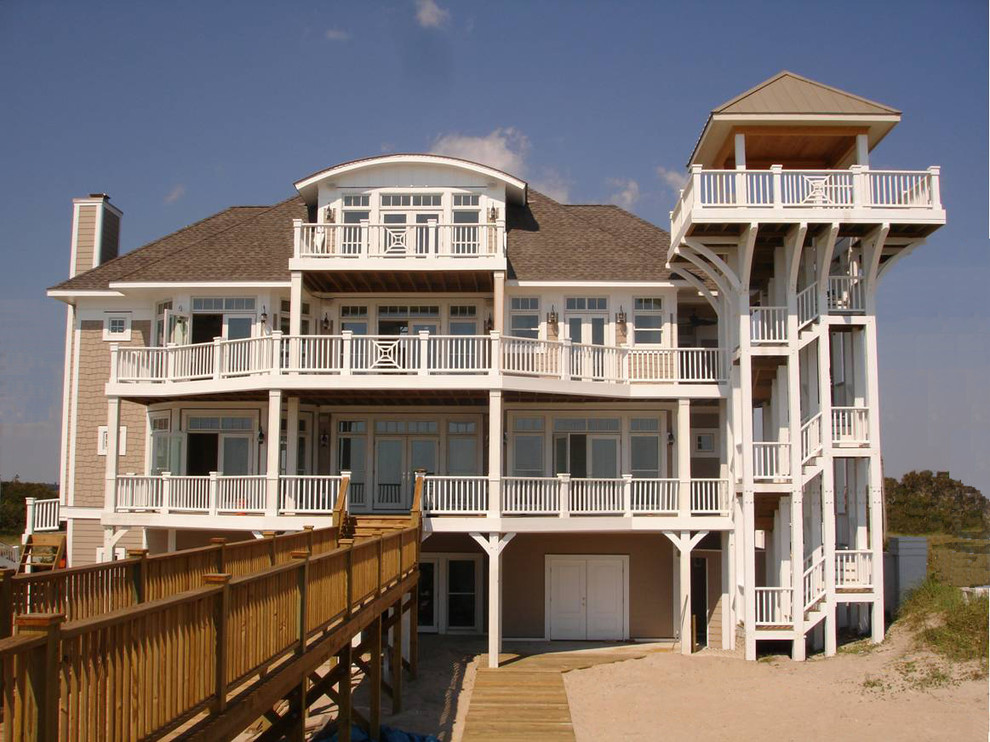 Foto della facciata di una casa beige stile marinaro a tre piani