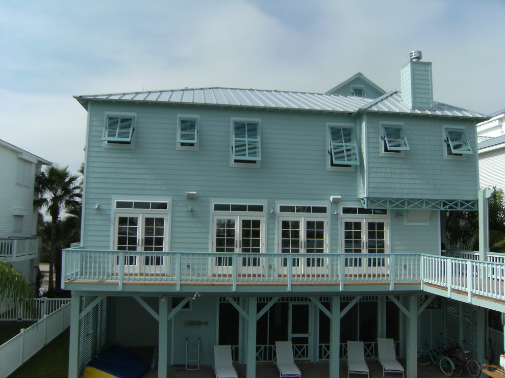 Inspiration för ett maritimt blått hus i flera nivåer, med blandad fasad