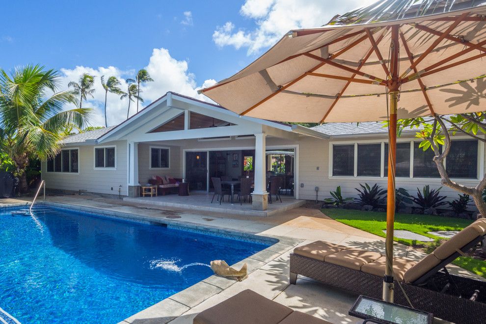 Mid-sized beach style beige one-story wood exterior home photo in Hawaii with a shingle roof