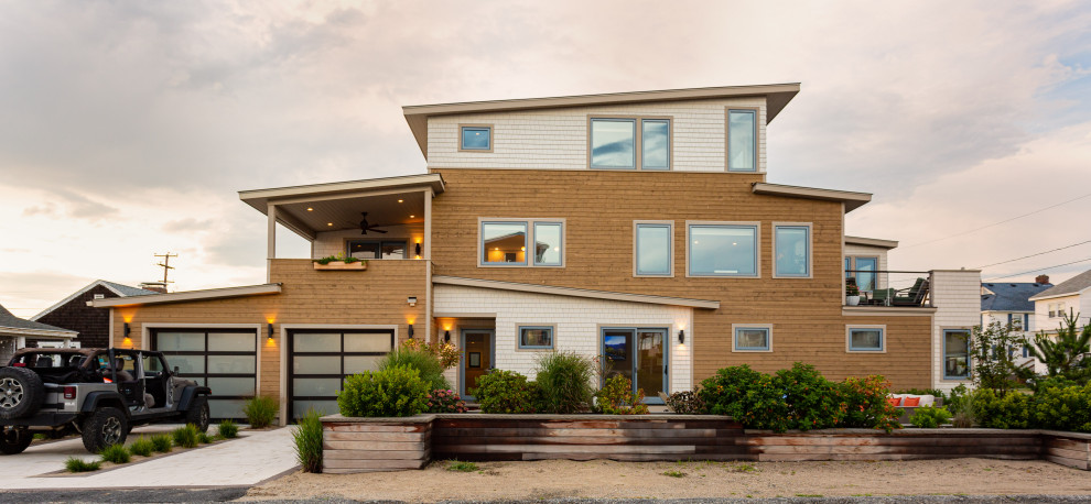 Dreistöckiges Maritimes Haus mit brauner Fassadenfarbe, Pultdach und Schindeln in Boston