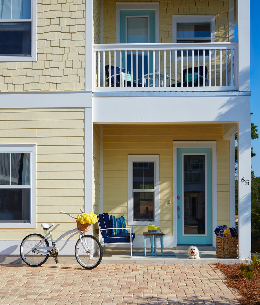Zweistöckiges Maritimes Einfamilienhaus mit Mix-Fassade und gelber Fassadenfarbe in Atlanta